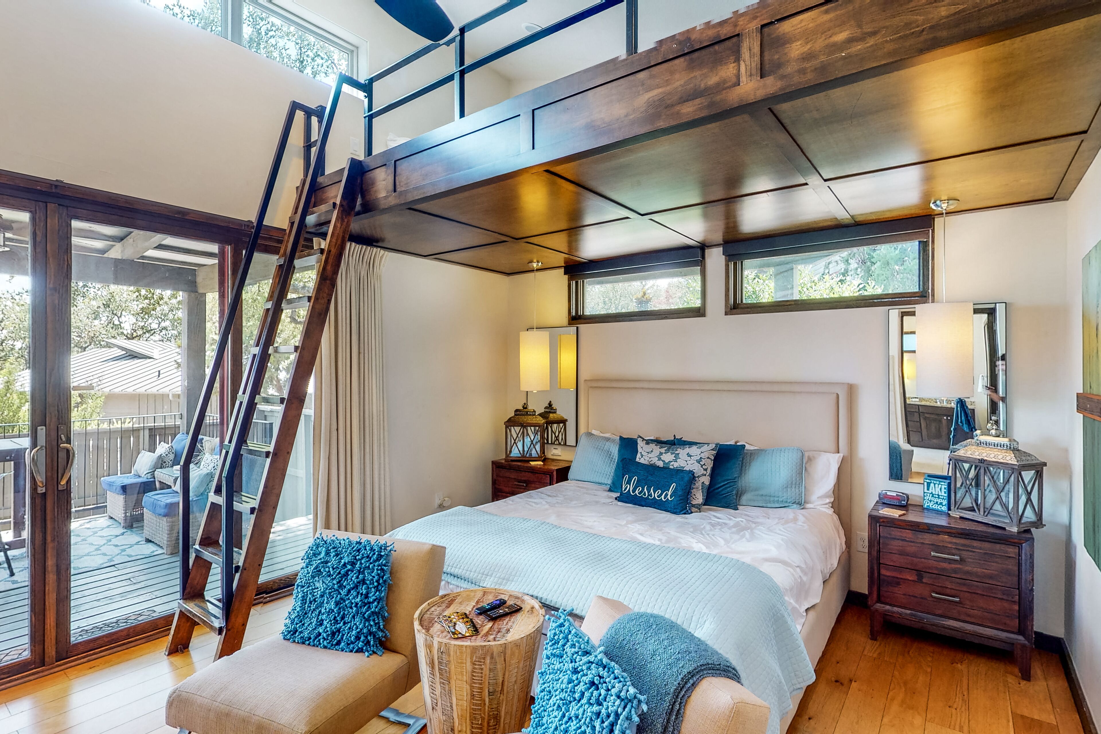 Lakeside dog-friendly cabin with loft, WFH desk & outdoor kitchen