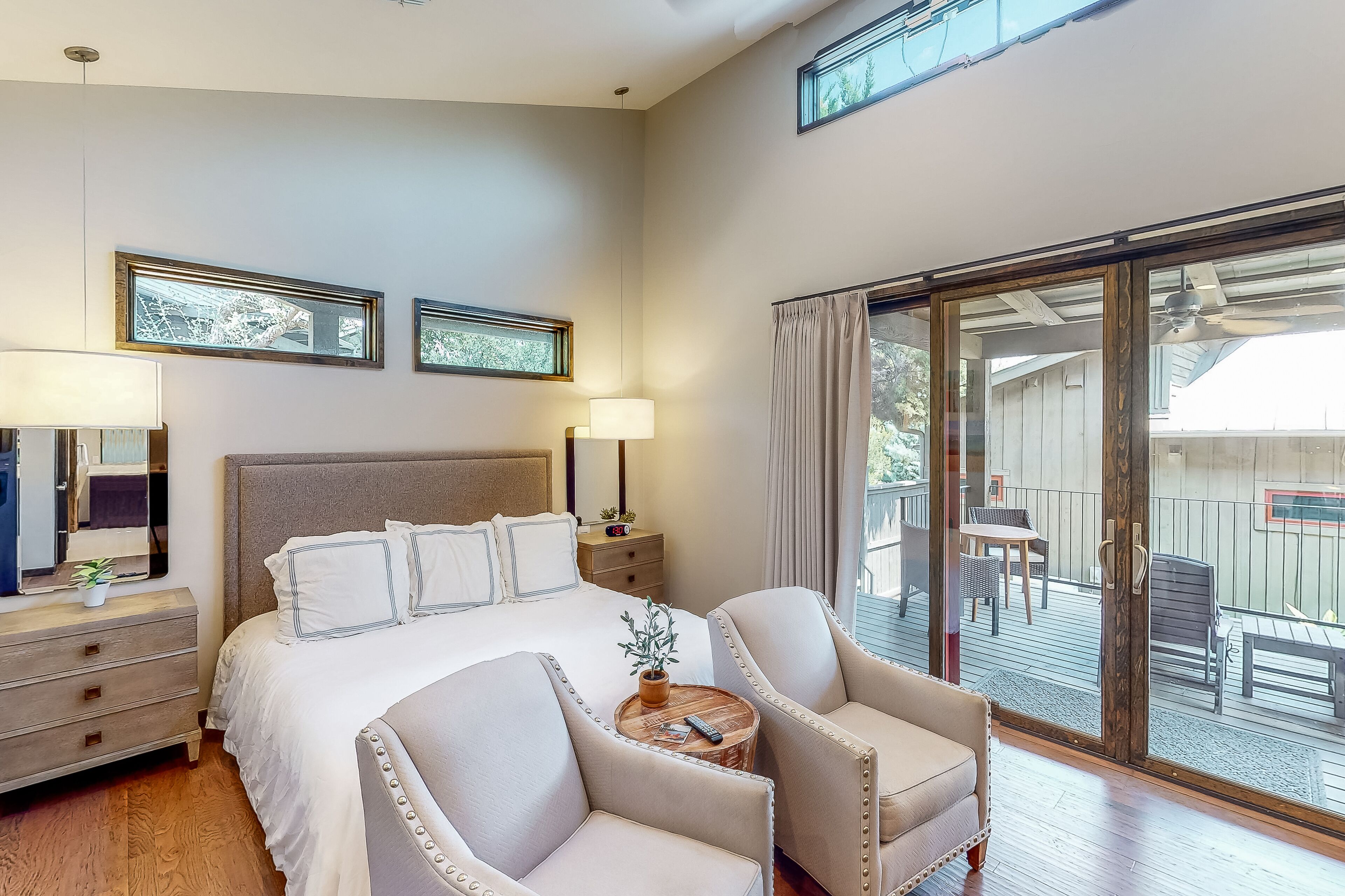 Lakeside cabin with WFH desk, outdoor kitchen & outdoor shower
