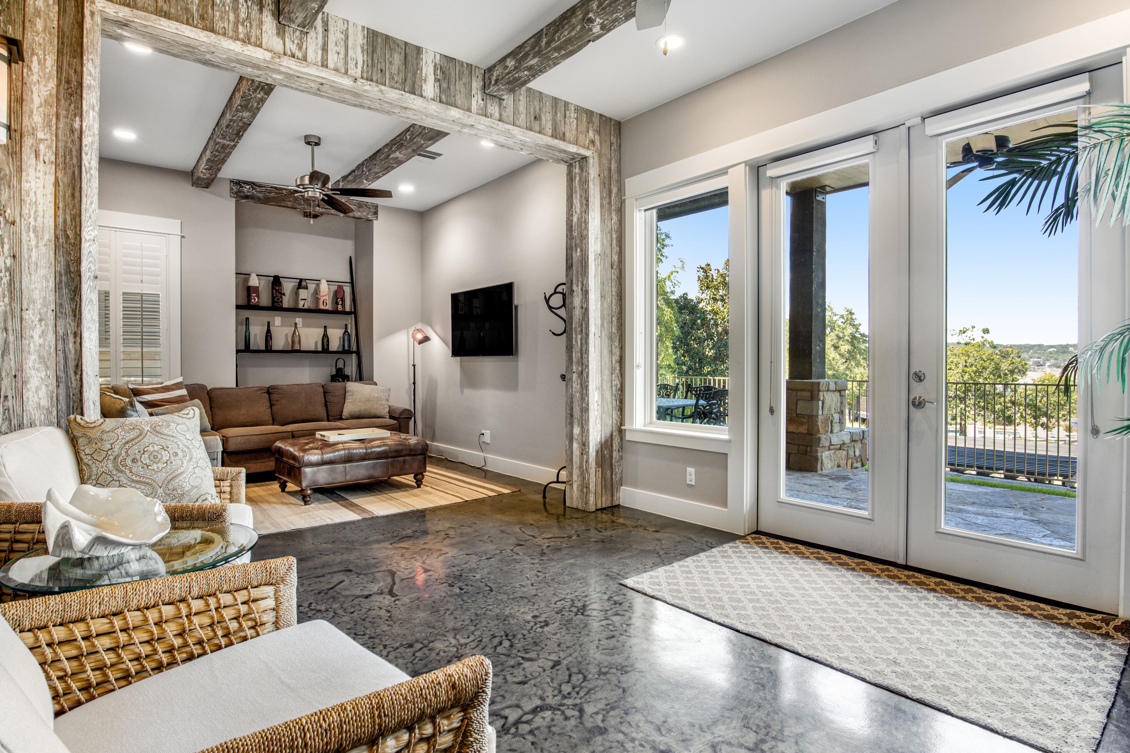 Huge luxury villa with lake views, outdoor kitchen, alfresco patio, bunk room