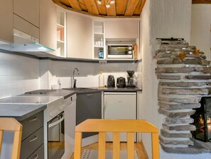 Kühlschrank, Mikrowelle, Geschirrspüler, Kochgeschirr/Geschirr/Besteck