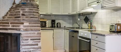 Kylskåp, mikrovågsugn, diskmaskin och grytor/köksredskap