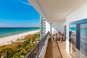 Outdoor dining - Charming oceanfront condo with pool, tennis, balcony & washer/dryer (Destin)