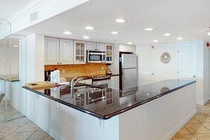 Fridge, microwave, oven, stovetop - Charming oceanfront condo with pool, tennis, balcony & washer/dryer (Destin)