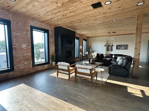 4-bedroom Spacious Loft just 17 minutes from Overland Park