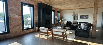 4-bedroom Spacious Loft just 17 minutes from Overland Park