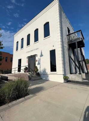 Exterior - 4-bedroom Spacious Loft just 17 minutes from Overland Park (Louisburg)