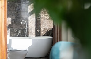 Premier Studio Suite | Bathroom | Designer toiletries, hair dryer, bathrobes, slippers - La Belle Vie Boutique Hotel (Da Nang)