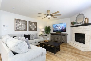 Living area - Champions Getaway (San Antonio)