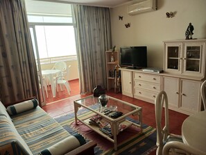 Een smart-tv en een dvd-speler