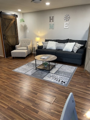 Smart TV, DVD player, livros, videoteca