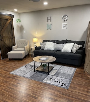 Smart TV, DVD player, livros, videoteca