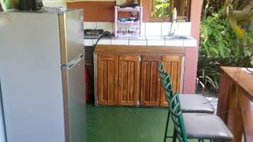 Kühlschrank, Herdplatte, Kochgeschirr/Geschirr/Besteck, Küchenrolle