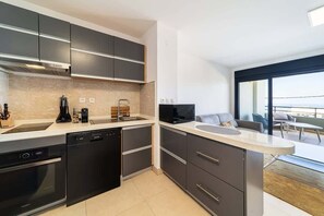 Frigorifero, microonde, forno, piano cottura