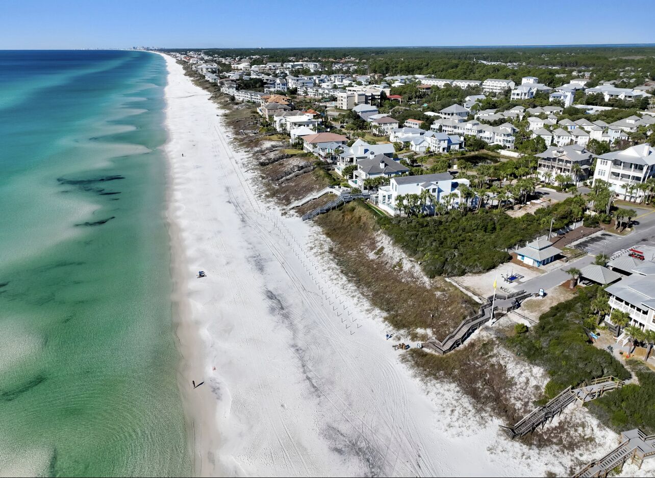 Beach nearby, sun loungers, beach towels