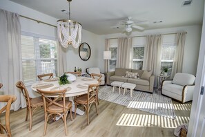 TV connectée, livres, médiathèque, vidéothèque