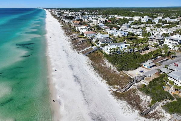 Plage à proximité, chaises longues, serviettes de plage