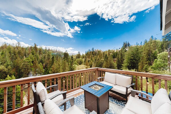 Property grounds - Sunny & spacious home with mountain & lake views, a game room, & fireplaces (Lake Arrowhead)