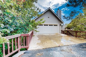 Property grounds - Sunny & spacious home with mountain & lake views, a game room, & fireplaces (Lake Arrowhead)