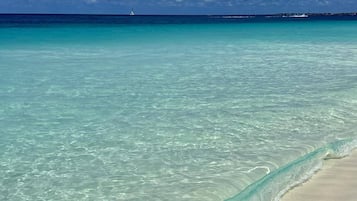 Nära stranden, solstolar och strandhanddukar