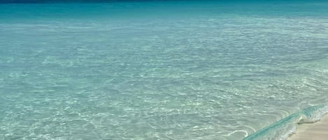 Playa en los alrededores, camastros y toallas de playa