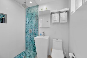 Shower, hair dryer, bidet, towels - 3. Waterfront Key Largo Studio | Scuba & Dock (Key Largo)
