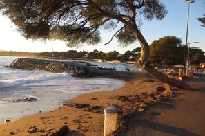 A beach with a rocky shoreline, a tree, and a street lamp. - T2 DRC super condition, beach 300 m'and mountain 3 km.fenced terrace not overlooked (Saint-Raphaël)
