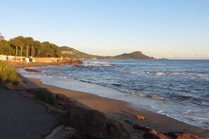 Plage à proximité, chaises longues