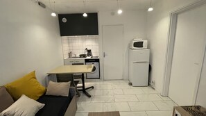 A compact kitchen with a dining area, a washing machine, a refrigerator, and a microwave. - T2 DRC super condition, beach 300 m'and mountain 3 km.fenced terrace not overlooked (Saint-Raphaël)