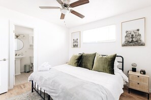 4 Schlafzimmer, Schreibtisch, Bügeleisen/Bügelbrett, Reisekinderbett
