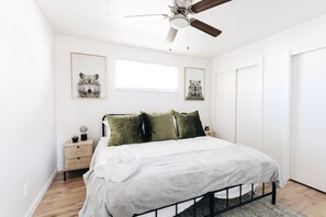 3 bedrooms, desk, iron/ironing board, travel crib