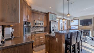 Réfrigérateur, four à micro-ondes, un four, surface de cuisson