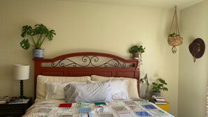 Room - Colorful and sun-filled master suite in home just 2 miles from beaches and dunes (Arroyo Grande)