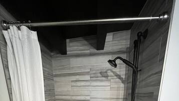 Dusch, hårtork, handdukar och tvål