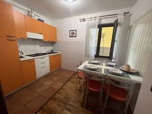 Réfrigérateur, plaque de cuisson, cafetiÚre/bouilloire