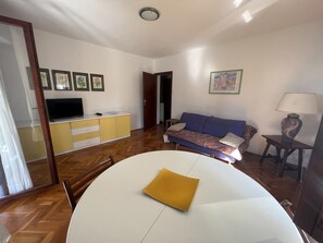 TV - Apartment TOP LOCATION with garden view, BBQ, parking lot only 150m from the sea (Pješcana Uvala)