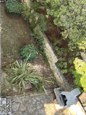 Property grounds - Apartment TOP LOCATION with garden view, BBQ, parking lot only 150m from the sea (Pješcana Uvala)