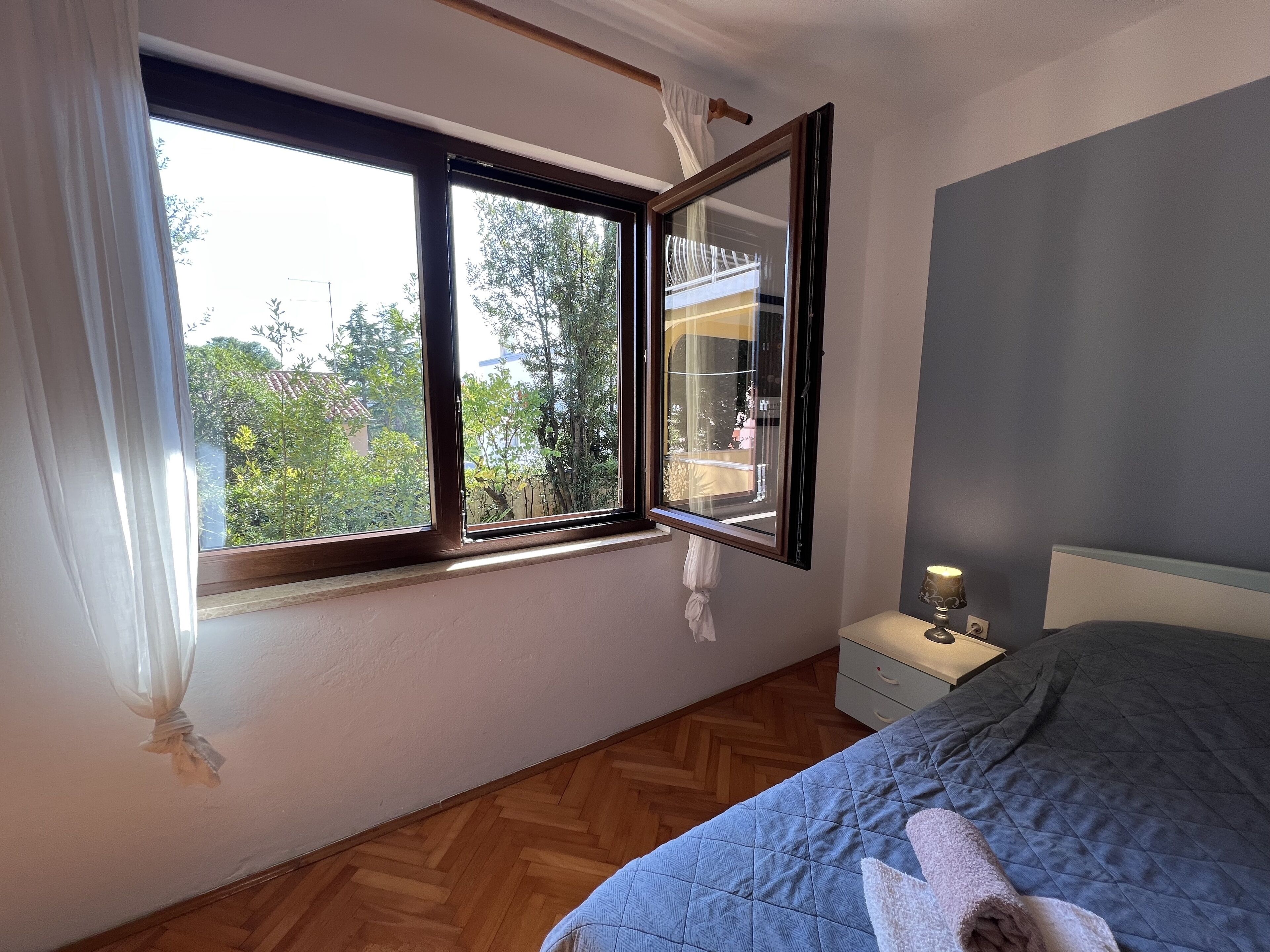 Skrivebord, wi-fi (inkludert) og sengetøy