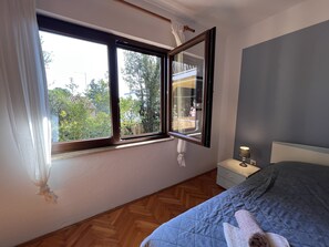 Desk, free WiFi, bed sheets - Apartment TOP LOCATION with garden view, BBQ, parking lot only 150m from the sea (Pješcana Uvala)