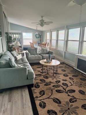 Smart TV, fireplace, books, printers - 3 BR 2 BA Close to Beach/Pool, Golf Cart, Oceanside Village, Veteran Owned (Surfside Beach)