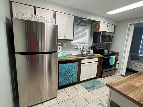 Fridge, microwave, oven, stovetop - 3 BR 2 BA Close to Beach/Pool, Golf Cart, Oceanside Village, Veteran Owned (Surfside Beach)