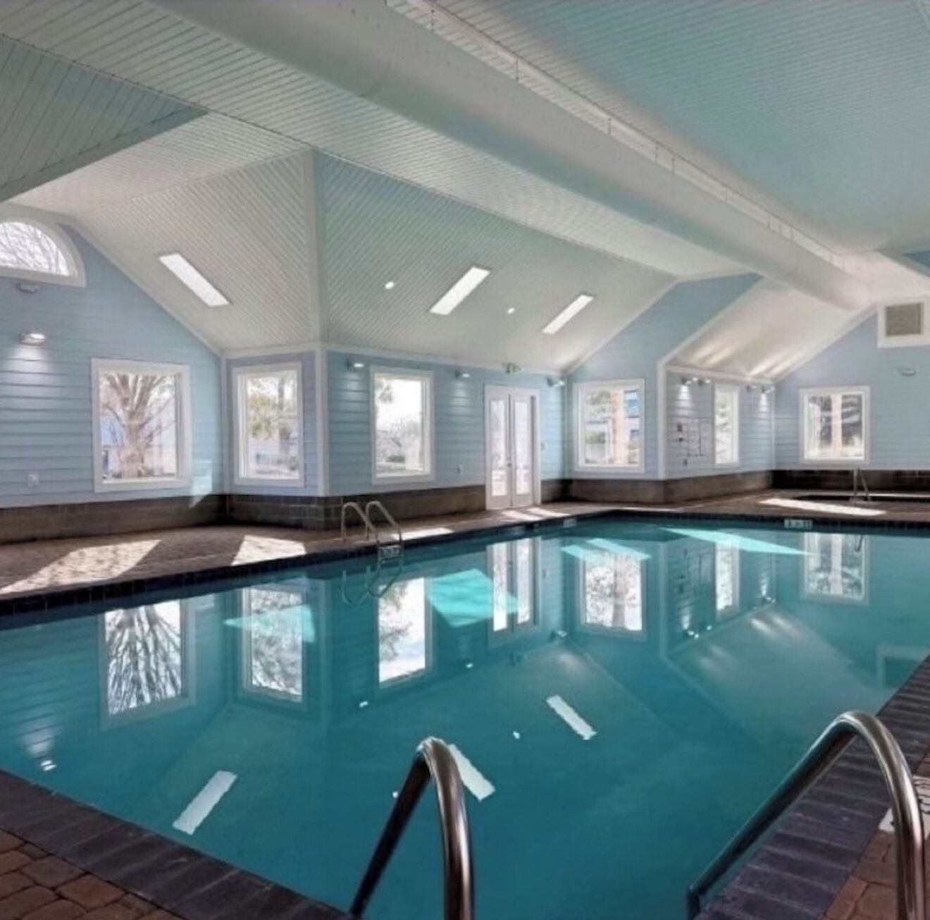 Piscine intérieure, piscine extérieure