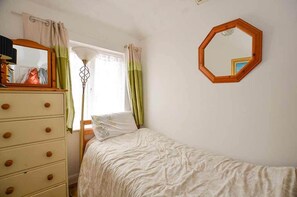 Basic Single Room | Living area