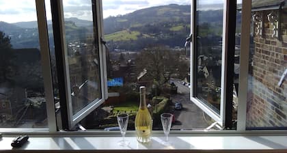 Birds Nest, Romantic getaway with stunning views