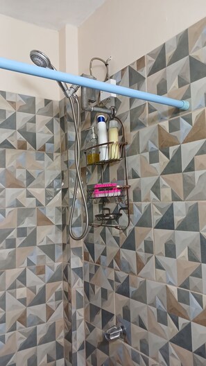 Een douche, een haardroger, handdoeken, zeep