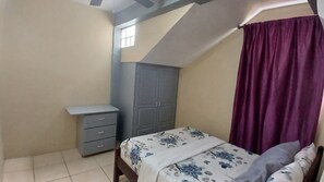 1 habitación, tabla de planchar con plancha, wifi y ropa de cama 