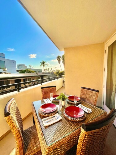Luxury San Diego Condo - Balcony, Desk, Pool, Gym & EV Charger