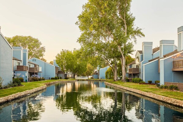 Property grounds - Sleek Foster City 2BR w/ Gym, Pool & W/D, nr San Pedro Sq, by Blueground (Foster City)