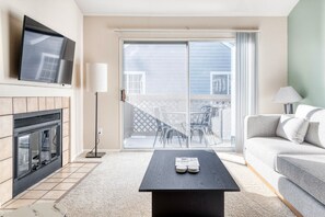 TV, stereo - Sleek Foster City 2BR w/ Gym, Pool & W/D, nr San Pedro Sq, by Blueground (Foster City)