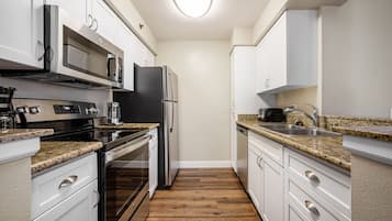 Kühlschrank, Mikrowelle, Ofen, Geschirrspüler