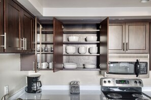 Réfrigérateur, micro-ondes, four, lave-vaisselle